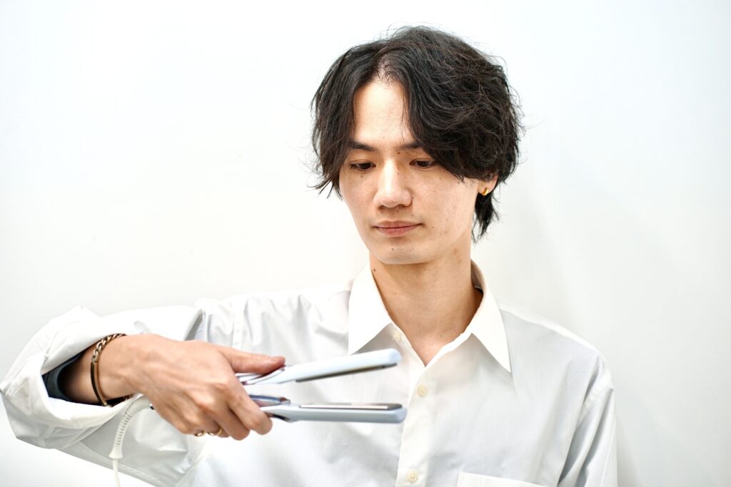 美容師がリファ ビューテック ストレートアイロンプロを使用中