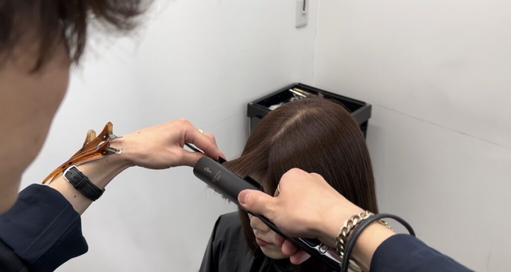 絹女プロ 前髪 施術中 表参道美容師 操作性