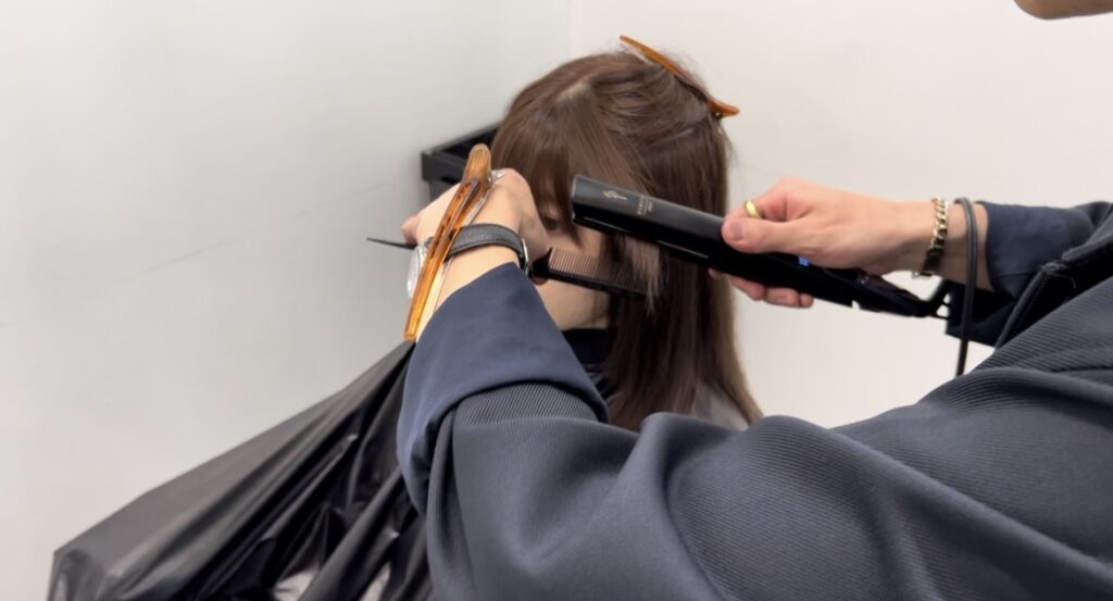 絹女プロ 施術中 後頭部 操作性 表参道美容師