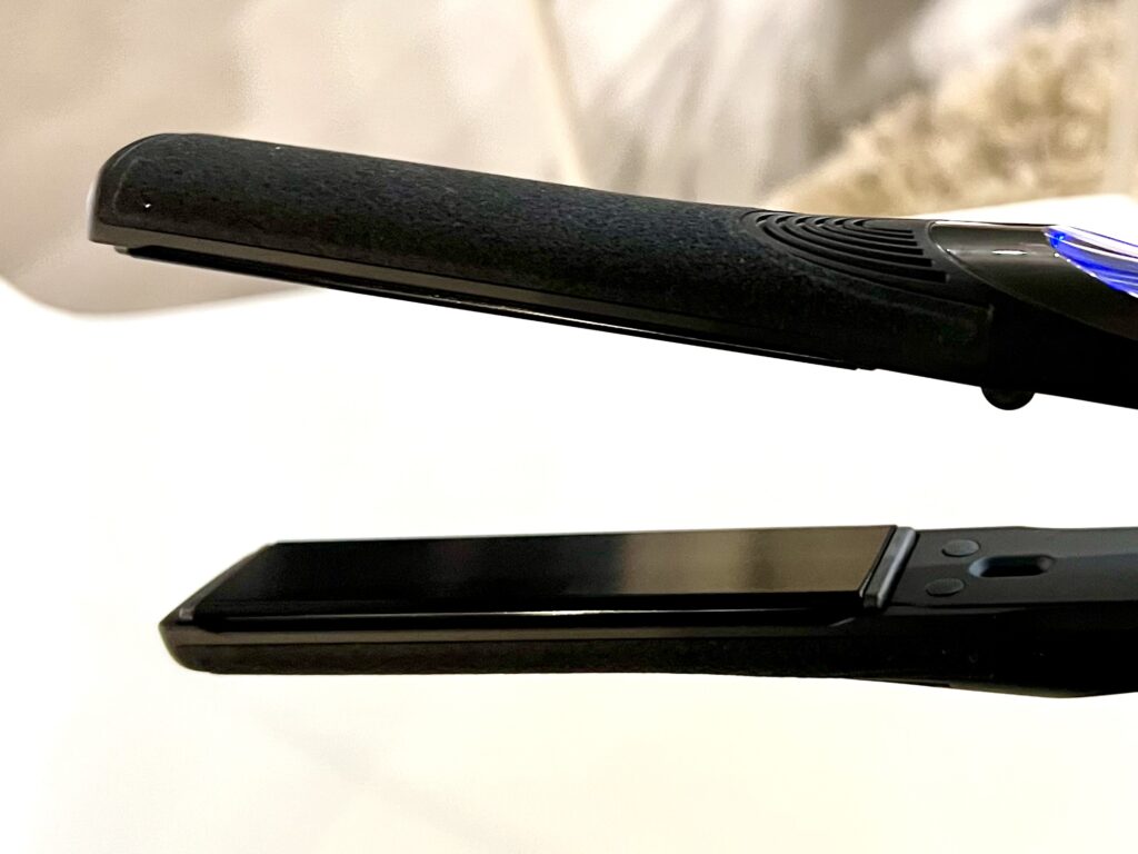 絹女サファイアストレートプロ（上）と絹女プロ（下）のプレート比較