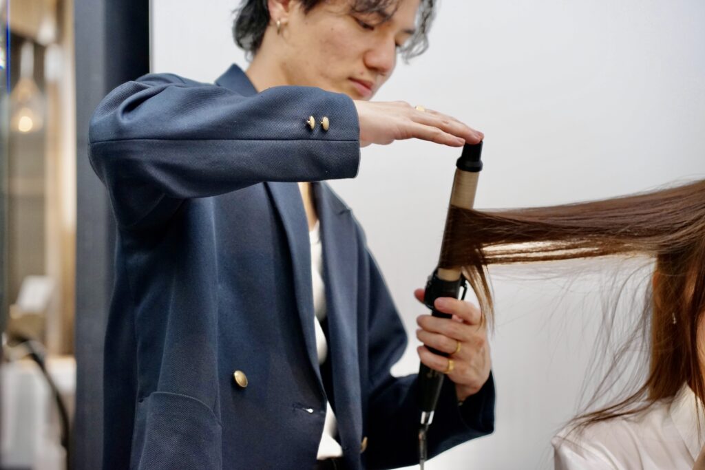 絹女プロ コテ サロン施術中